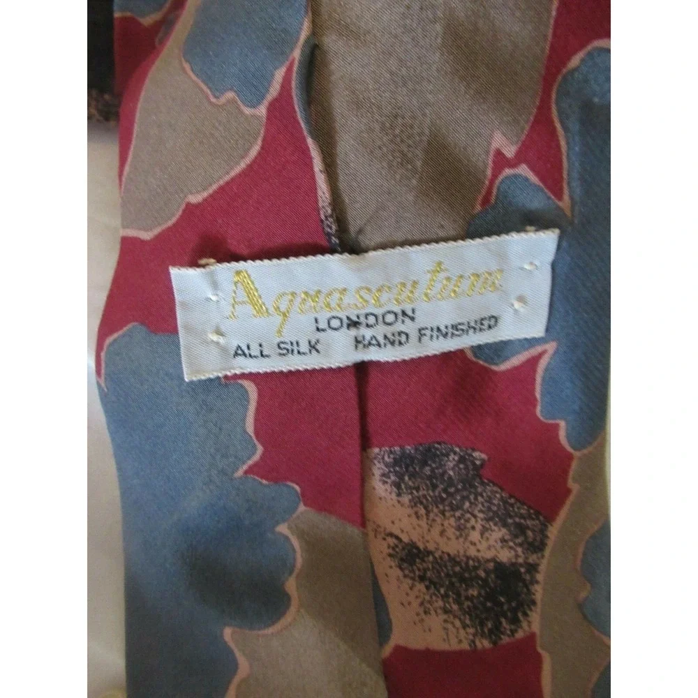 AQUASCUTUM London Tie Necktie All Silk Hand Fashioned Maroon tropical floral